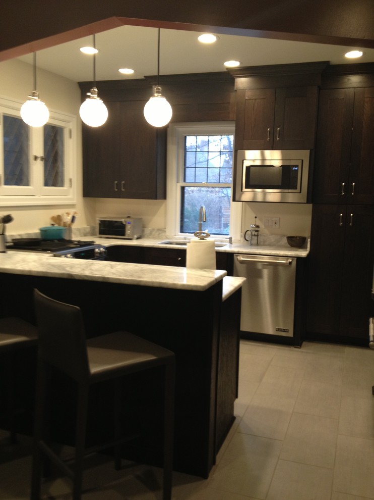 Kitchen - transitional kitchen idea in Detroit