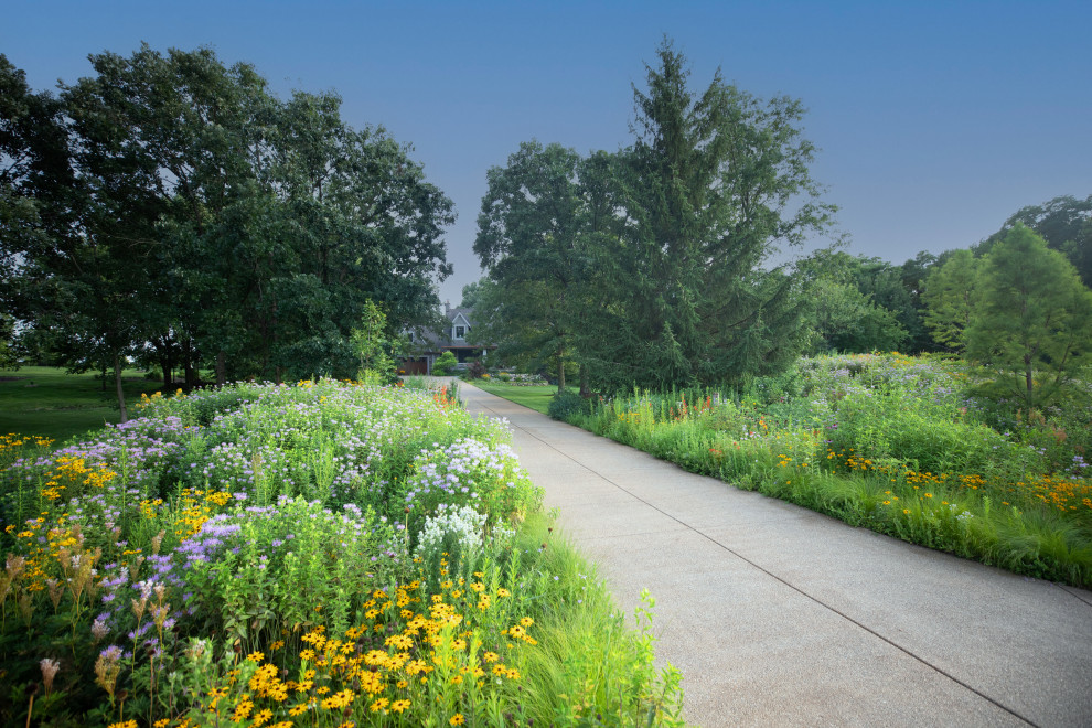 Geräumiger Rustikaler Vorgarten mit Blumenbeet in Chicago