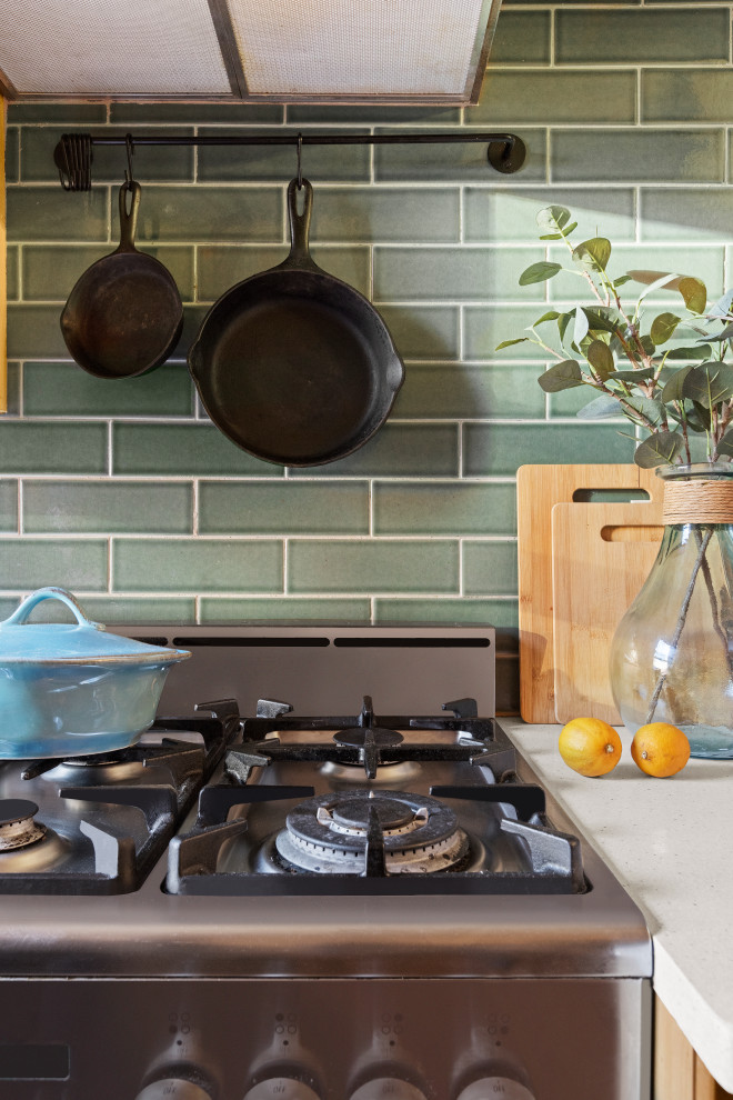 Foto di una piccola cucina parallela bohémian con paraspruzzi verde e elettrodomestici in acciaio inossidabile