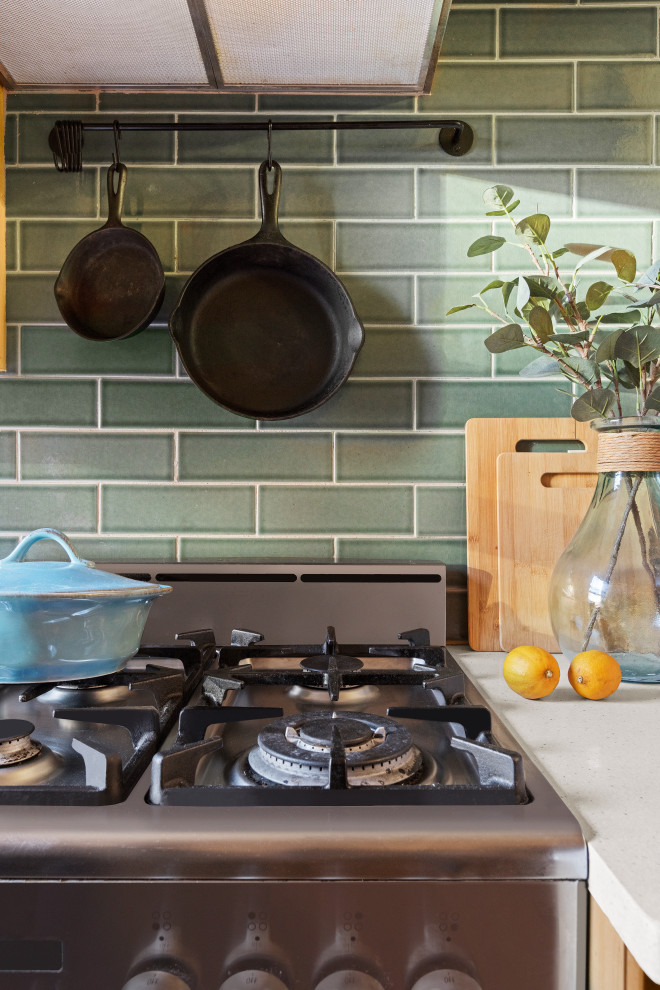 Réalisation d'une petite cuisine parallèle bohème avec une crédence verte et un électroménager en acier inoxydable.