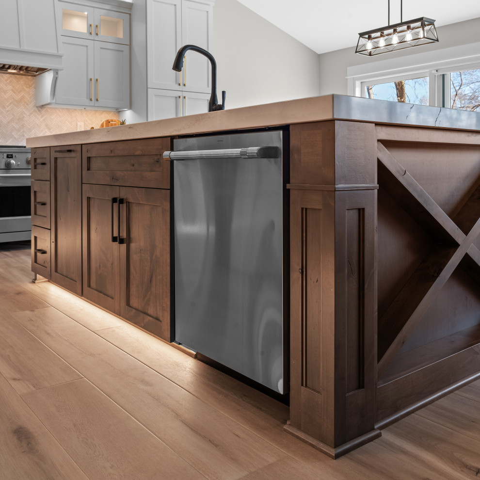 Kitchen - transitional kitchen idea in Milwaukee