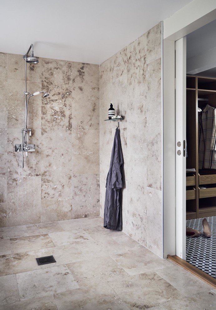 На фото: большая ванная комната в современном стиле с душевой кабиной, открытым душем, бежевой плиткой, серыми стенами и открытым душем с
