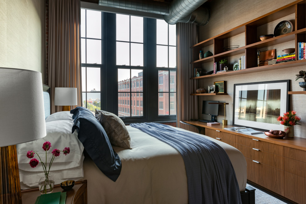 Mittelgroßes Industrial Hauptschlafzimmer ohne Kamin mit bunten Wänden und dunklem Holzboden in Boston