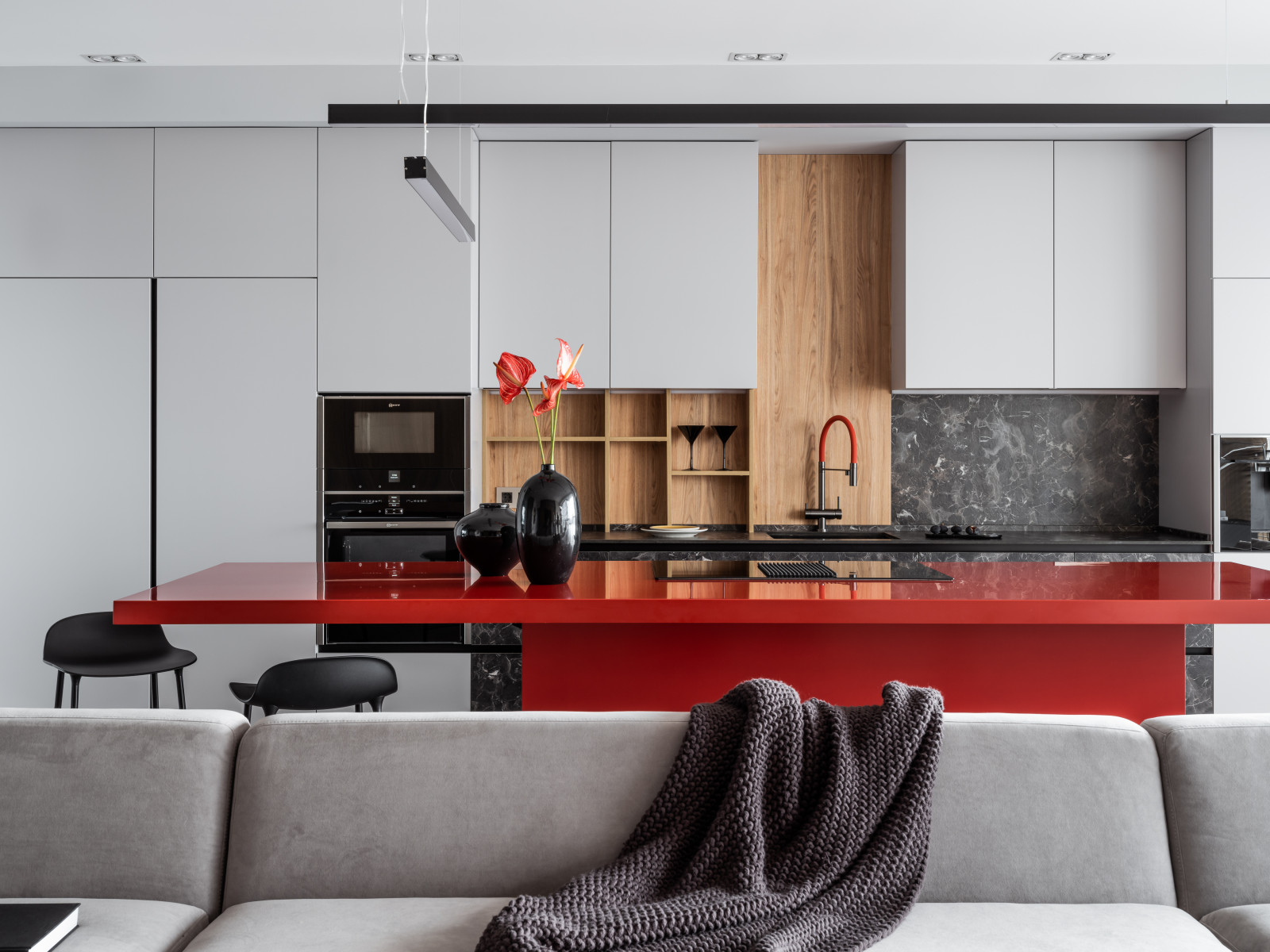 Фото реализованного проекта в современном стиле с яркими акцентами