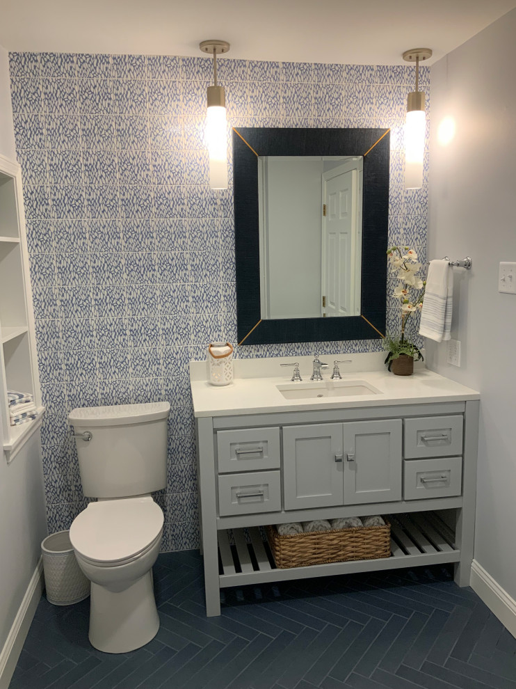 Пример оригинального дизайна: туалет среднего размера в морском стиле с фасадами в стиле шейкер, серыми фасадами, раздельным унитазом, синей плиткой, керамической плиткой, серыми стенами, полом из керамической плитки, врезной раковиной, столешницей из кварцита, синим полом, белой столешницей и напольной тумбой