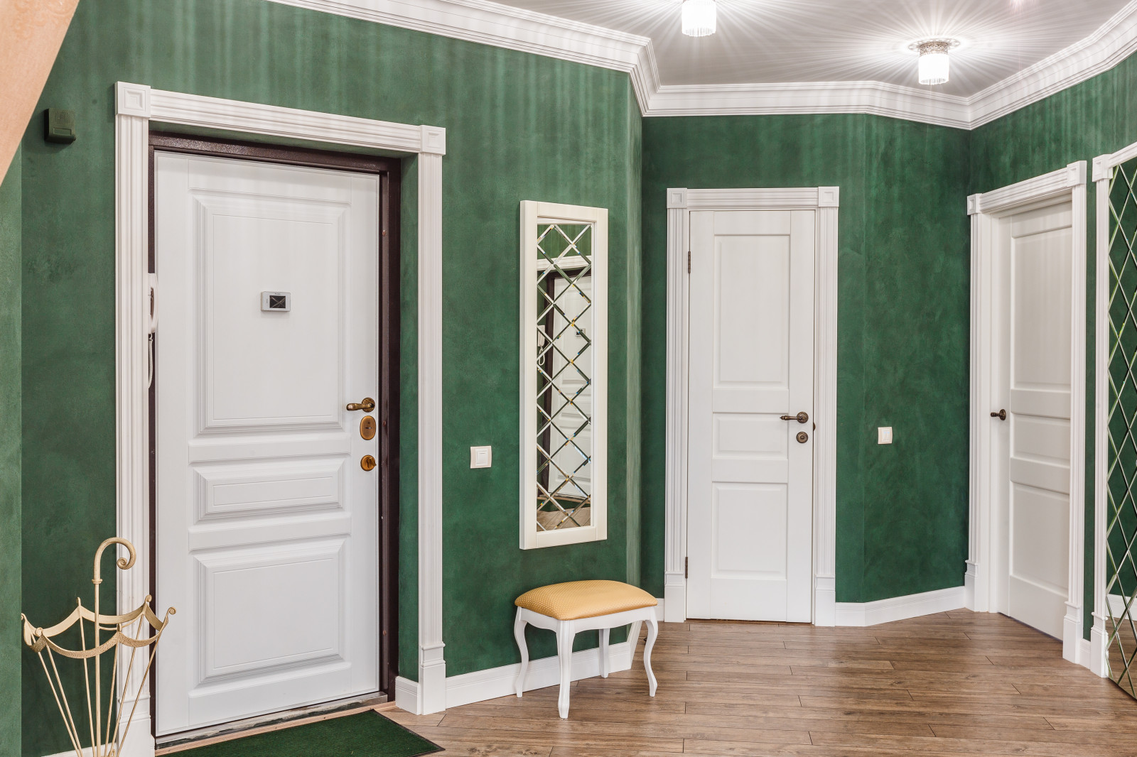 Холл цвета зелёного сукна.