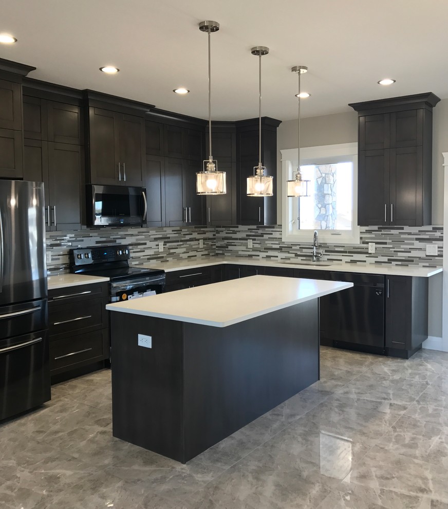 Inspiration for a mid-sized kitchen remodel in Calgary