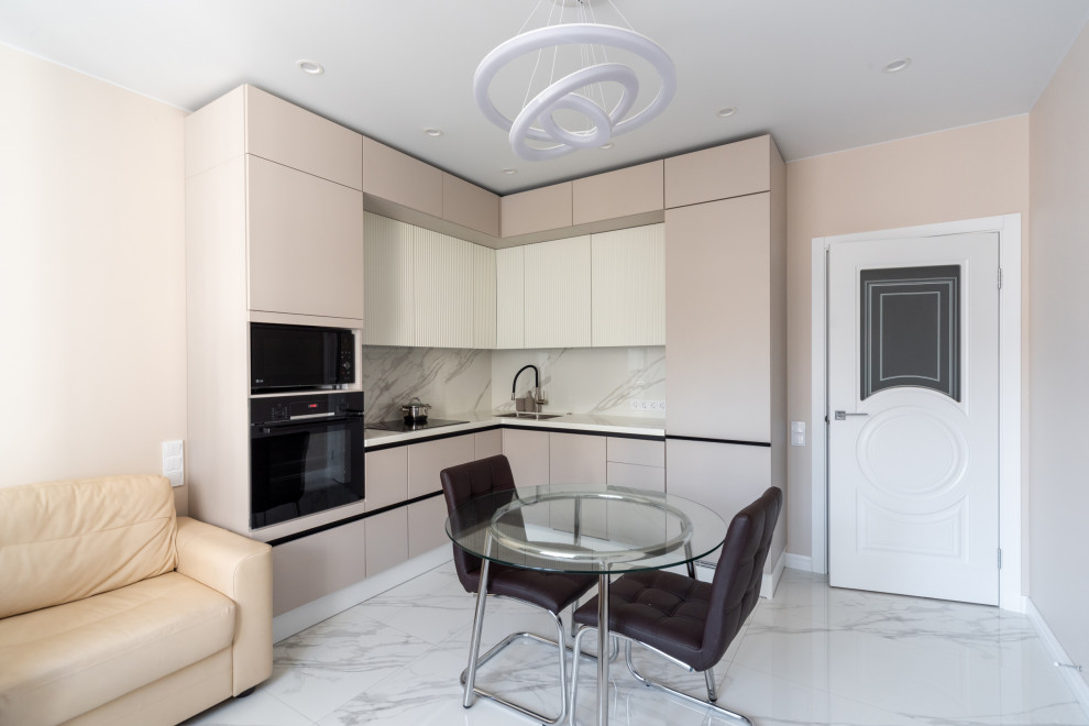 Бежевая кухня с рельефными фасадами