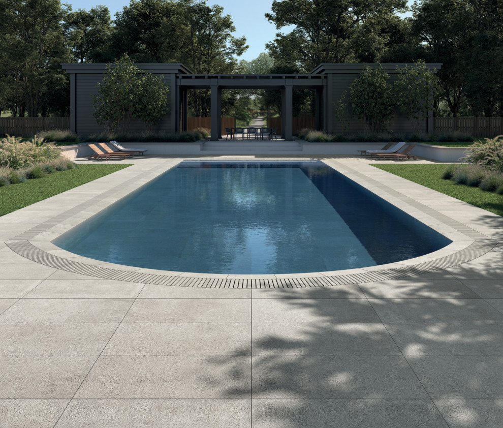 На фото: бассейн произвольной формы в современном стиле с покрытием из плитки с