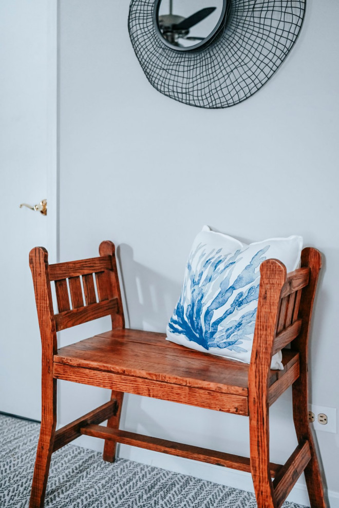 Example of a transitional home design design in Chicago