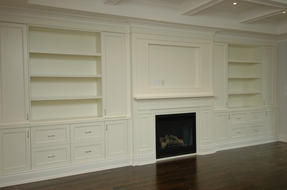 Transitional home design photo in Toronto