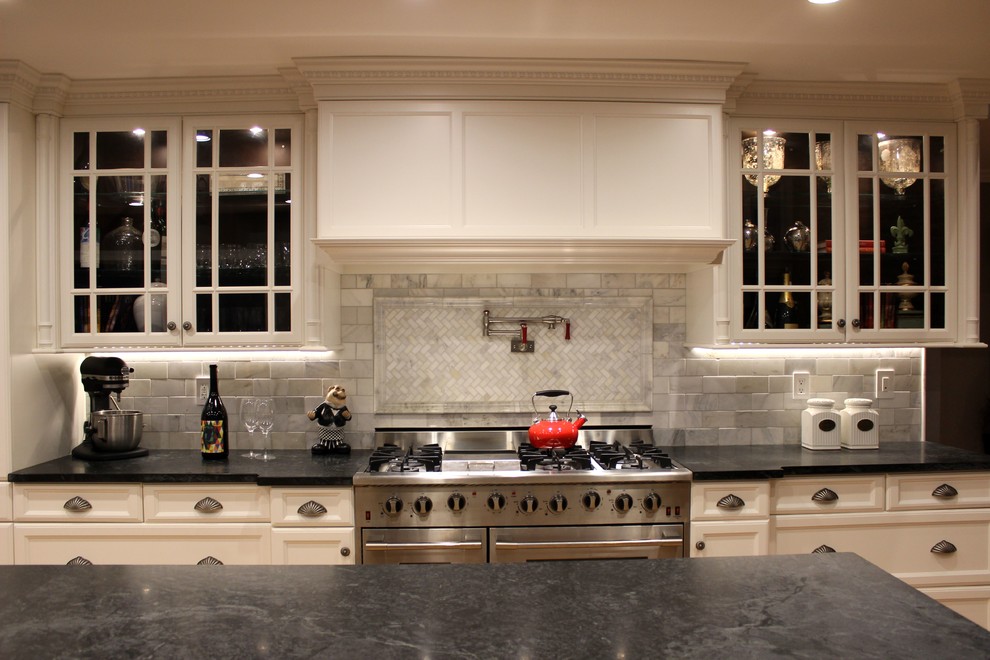 Inspiration for a transitional kitchen in Baltimore.