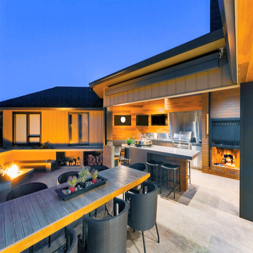 Стильный дизайн: большой двор на заднем дворе в стиле модернизм с летней кухней и покрытием из плитки без защиты от солнца - последний тренд