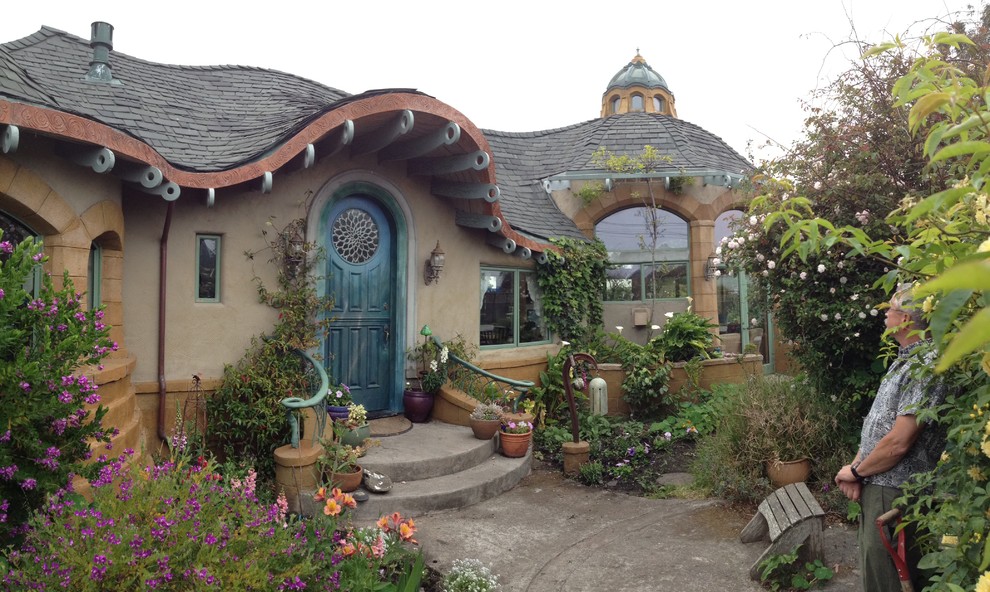 Mid-sized eclectic one-storey stucco beige house exterior in San Francisco with a tile roof.