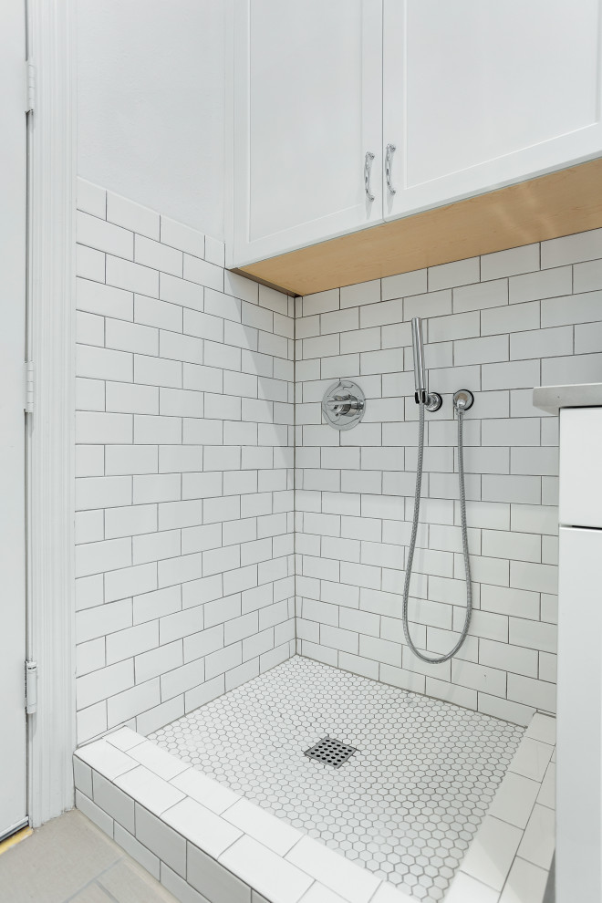 Idéer för att renovera ett stort vintage badrum, med luckor med infälld panel, vita skåp, vita väggar, klinkergolv i porslin och beiget golv