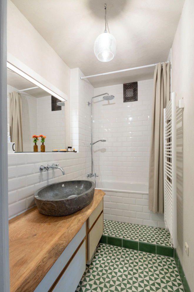 Idee per una piccola stanza da bagno con doccia moderna con vasca da incasso, piastrelle bianche, piastrelle diamantate, pavimento in cementine, lavabo a bacinella, top in legno, doccia con tenda, un lavabo e mobile bagno freestanding