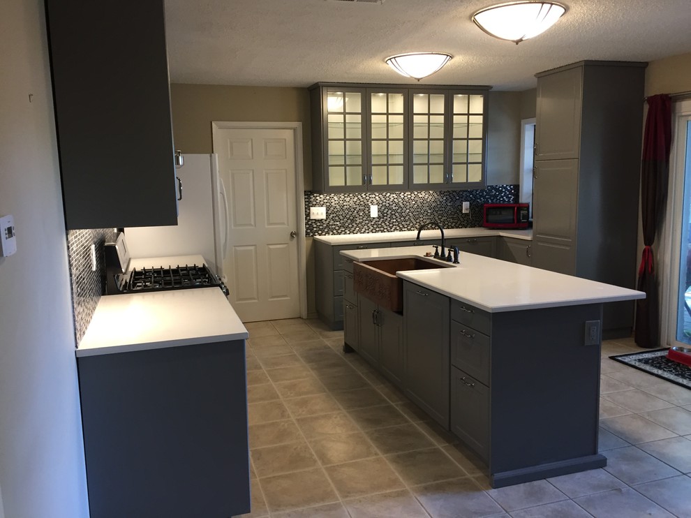 Kitchen - transitional kitchen idea in Dallas