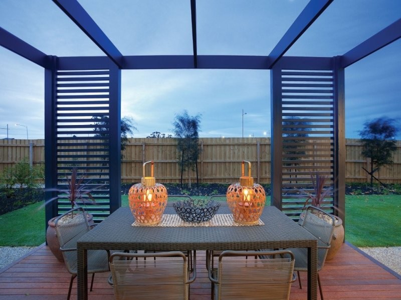 Photo of a mid-sized contemporary backyard deck in Melbourne.