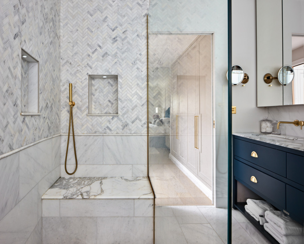 Foto på ett vintage grå badrum, med släta luckor, en öppen dusch, grå kakel, porslinskakel, grå väggar, klinkergolv i porslin, ett integrerad handfat, marmorbänkskiva, grått golv och dusch med gångjärnsdörr