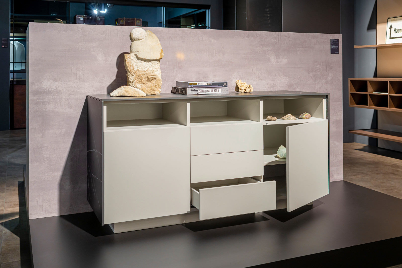 Белый комод raumplus с верхом под черный мрамор с выставки IMM Cologne 2020