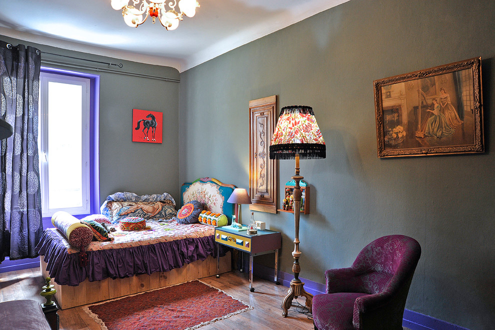 This is an example of an eclectic bedroom in Bordeaux.