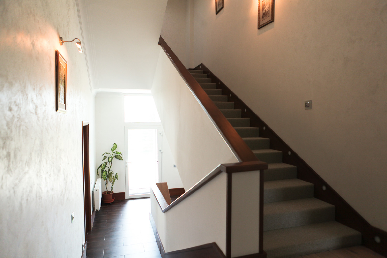 Коттедж: классический интерьер в бежевых  оттенках