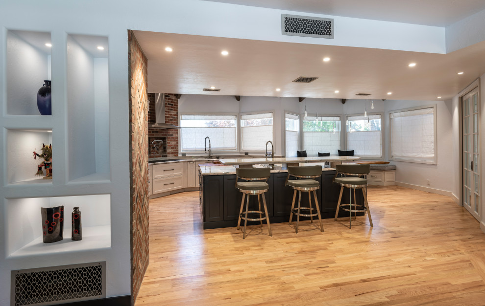 Kitchen - transitional kitchen idea in Phoenix