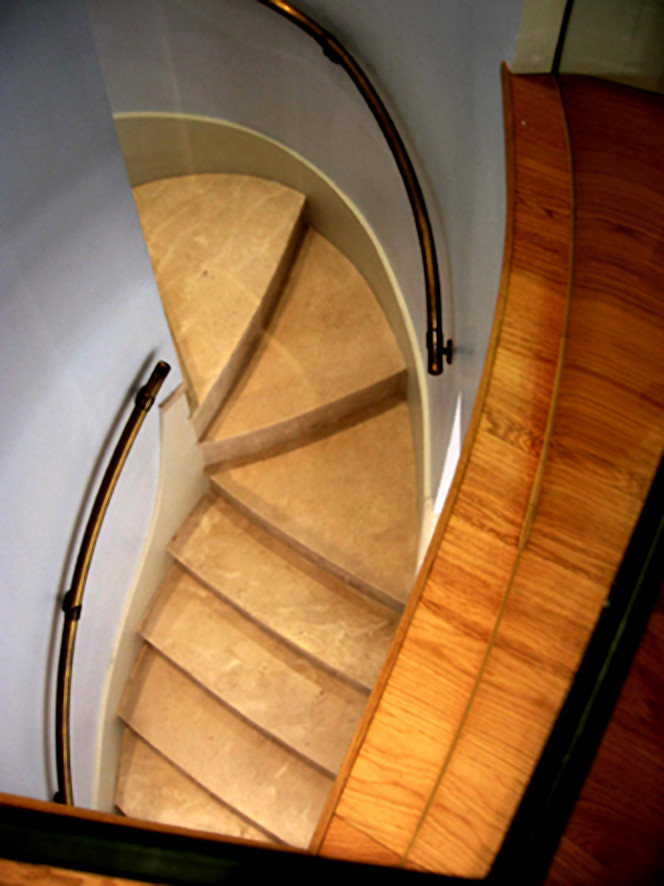 Inspiration pour un escalier design en U et béton avec un garde-corps en bois.