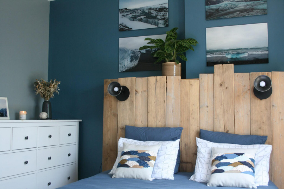 Foto di una piccola camera matrimoniale stile marinaro con pareti blu, pavimento in laminato, nessun camino e pavimento beige