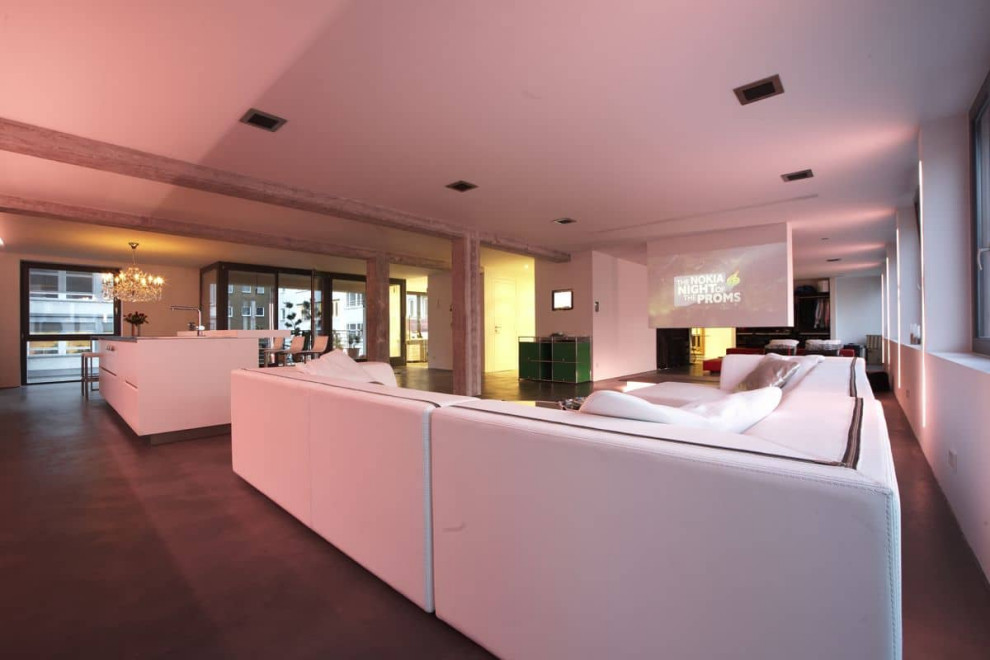 Geräumiges Industrial Wohnzimmer im Loft-Stil mit Hausbar, weißer Wandfarbe, Betonboden, grauem Boden und freigelegten Dachbalken in Berlin