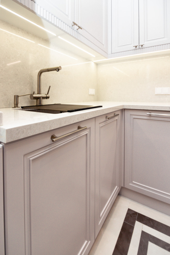 Нежно-серая кухня в неоклассическом стиле