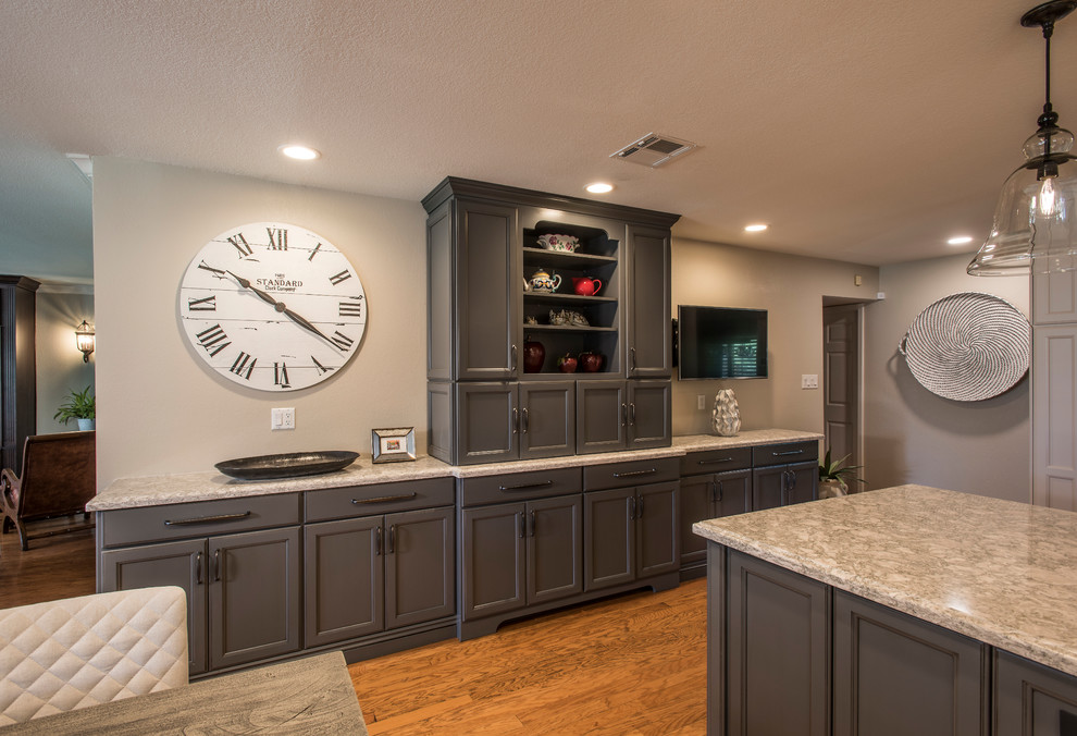 Transitional home design photo in Phoenix