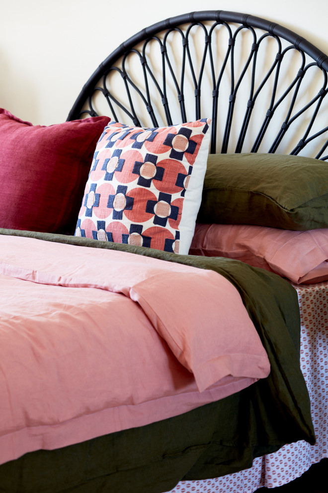 シドニーにある中くらいなトロピカルスタイルのおしゃれな寝室 (ベージュの壁、無垢フローリング) のレイアウト