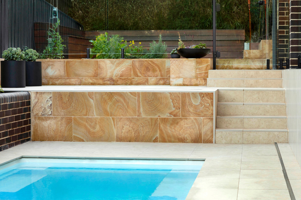 Источник вдохновения для домашнего уюта: ландшафтный бассейн на заднем дворе в стиле модернизм