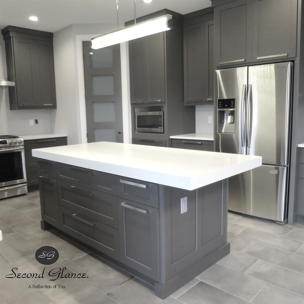 Kitchen - transitional kitchen idea in Toronto