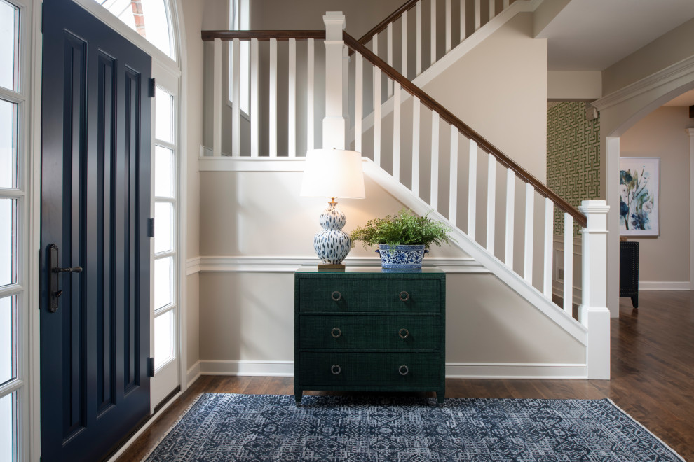 Источник вдохновения для домашнего уюта: входная дверь в классическом стиле с паркетным полом среднего тона и синей входной дверью