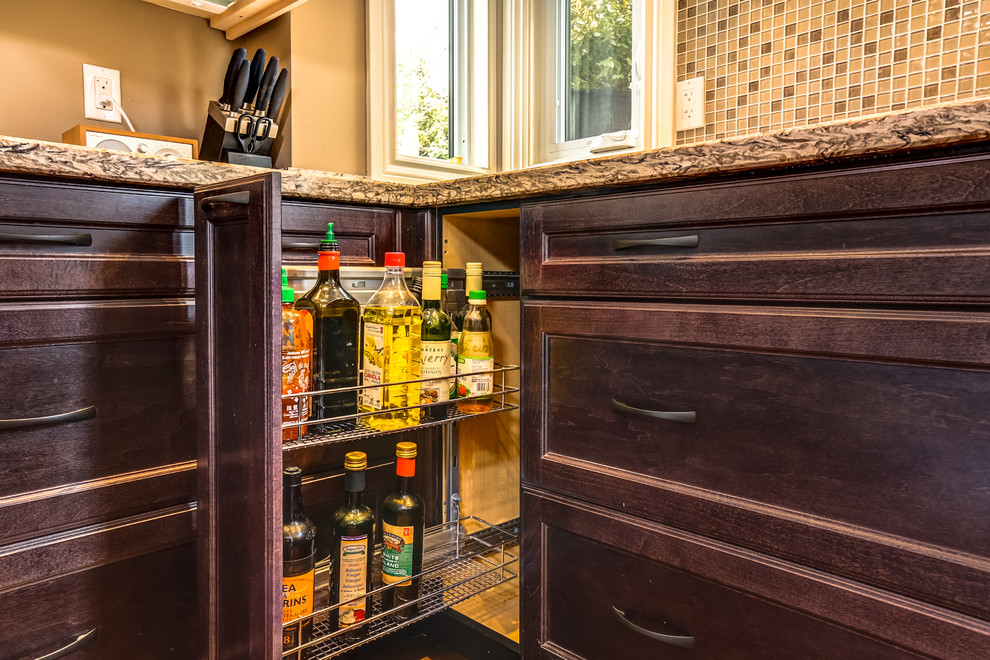 Transitional kitchen photo in Toronto