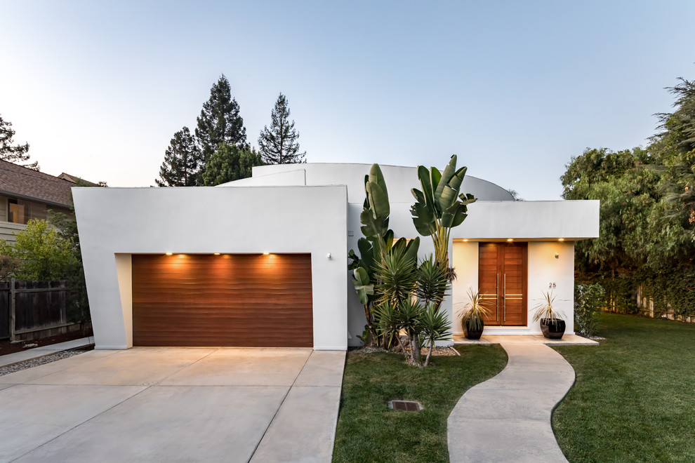 Large contemporary one-storey white house exterior in San Francisco with a flat roof.