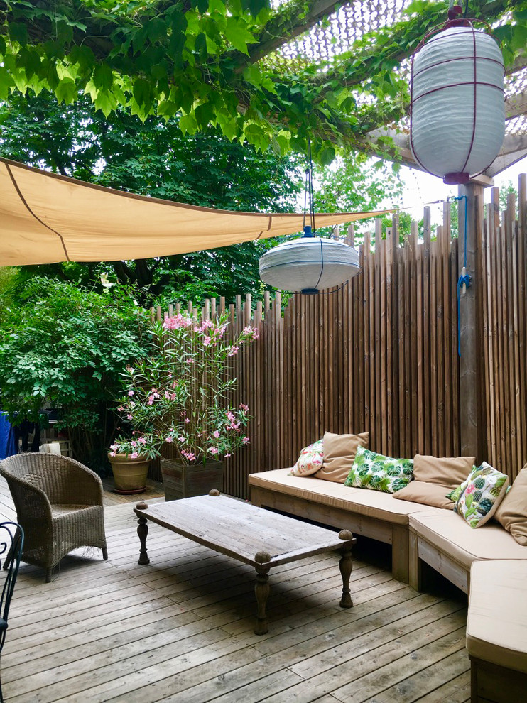 This is an example of a mediterranean deck in Bordeaux with a container garden and a pergola.