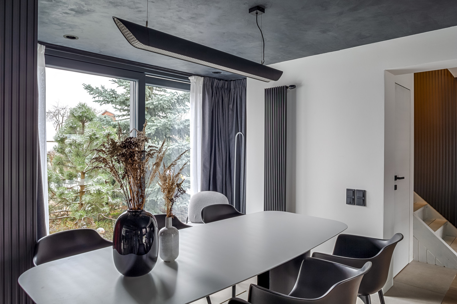 Антиизба – кухня-гостиная в темных тонах