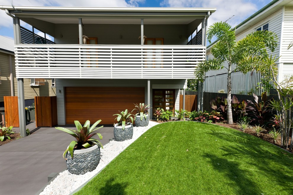 This is an example of a mid-sized tropical front yard garden in Brisbane.