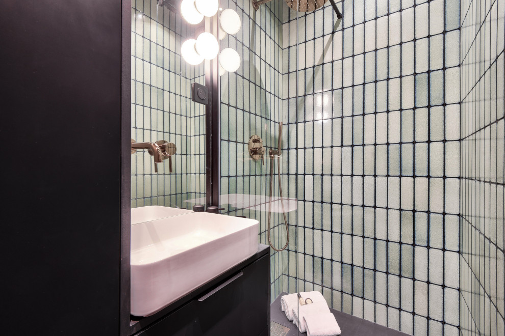 Пример оригинального дизайна: ванная комната среднего размера в современном стиле с фасадами с декоративным кантом, черными фасадами, открытым душем, раздельным унитазом, зеленой плиткой, керамической плиткой, зелеными стенами, деревянным полом, душевой кабиной, настольной раковиной, черным полом, открытым душем, черной столешницей, тумбой под одну раковину и напольной тумбой