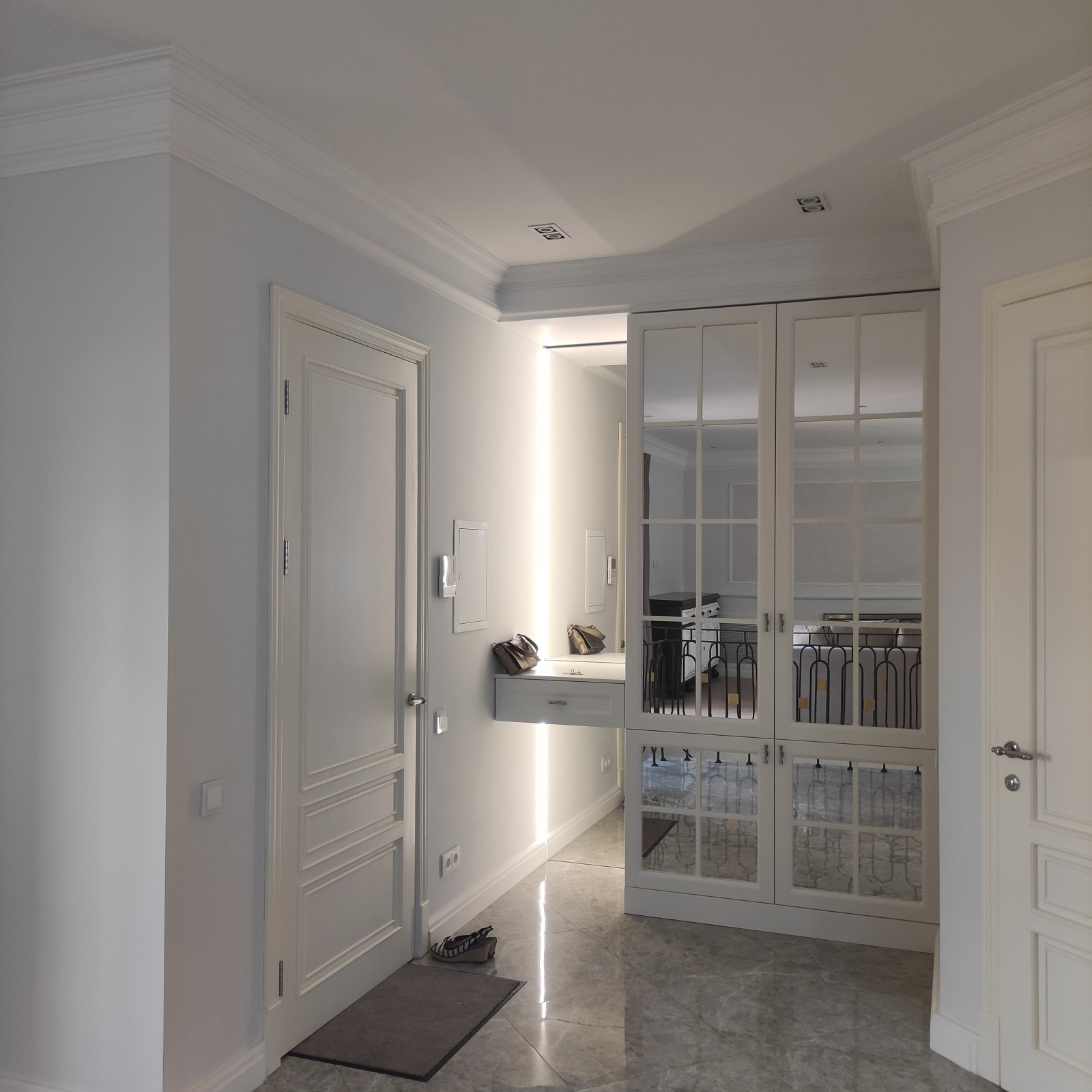 Двухуровневая светлая квартира в неоклассическом стиле