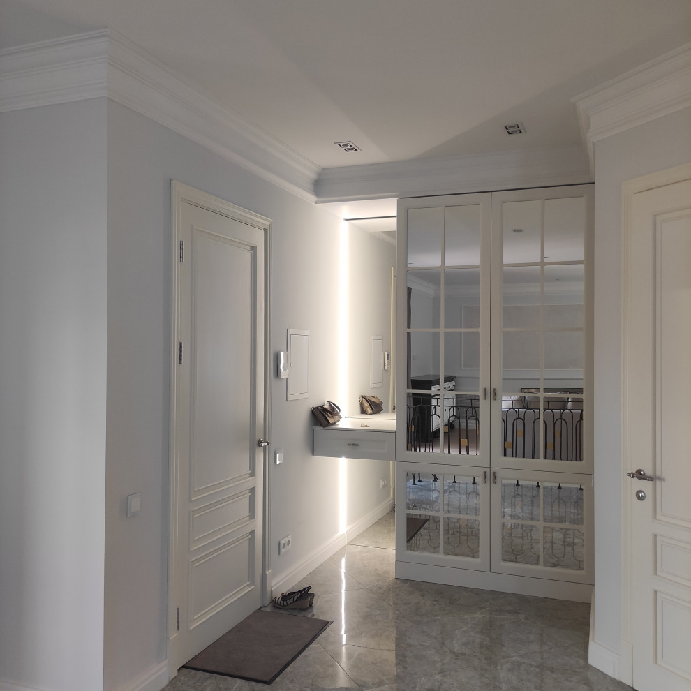 Двухуровневая светлая квартира в неоклассическом стиле