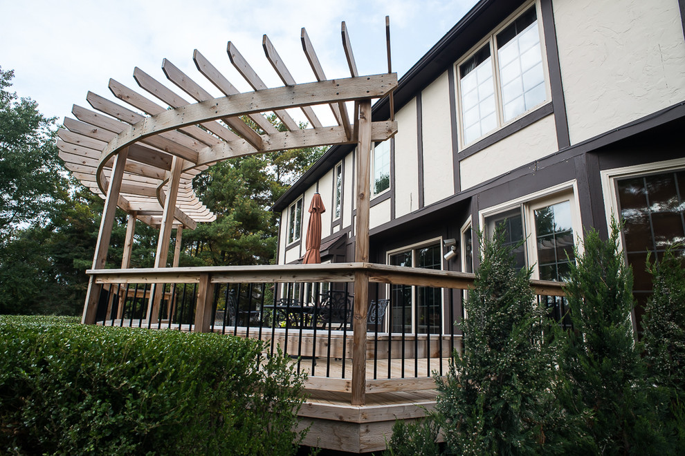 Inspiration for a timeless deck remodel in Detroit