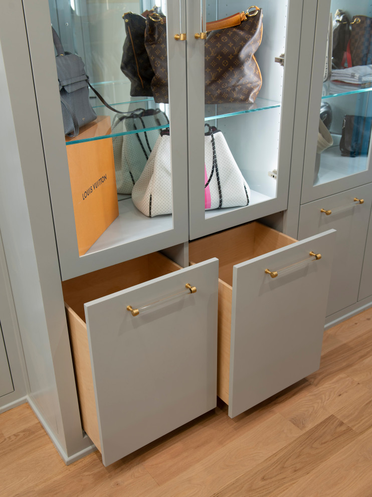 Cette photo montre un grand dressing tendance neutre avec un placard à porte shaker, des portes de placard grises, parquet clair et un sol beige.