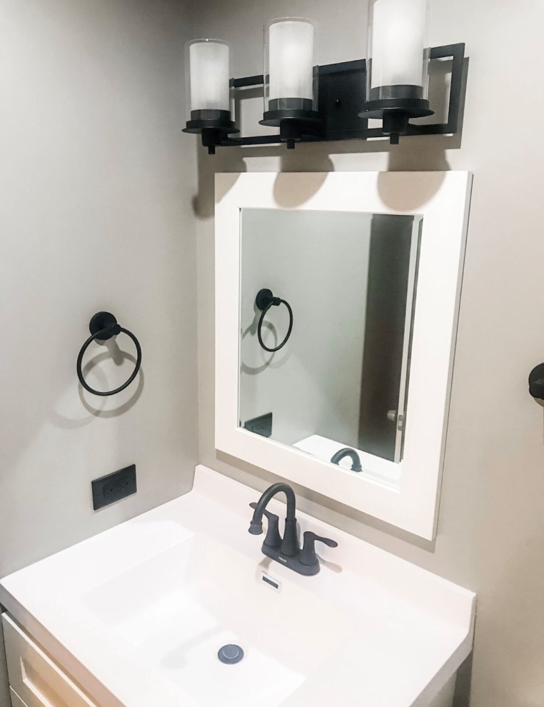 Réalisation d'un petit WC et toilettes minimaliste avec un placard à porte shaker, des portes de placard blanches, un lavabo intégré, un plan de toilette blanc, meuble-lavabo encastré, WC séparés, un mur gris, un sol en vinyl et un sol gris.