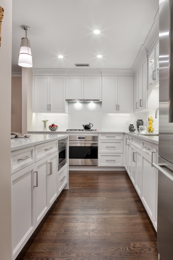 Immagine di una cucina abitabile moderna con paraspruzzi bianco e top bianco