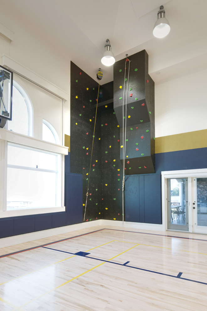 Großer Klassischer Fitnessraum mit Indoor-Sportplatz, beiger Wandfarbe und Linoleum in Calgary