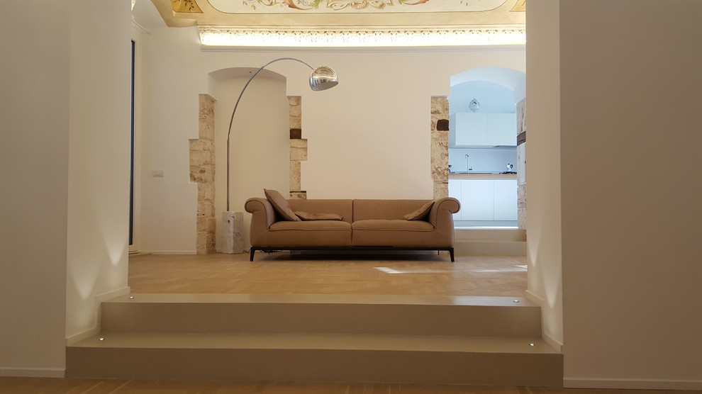 Esempio di un grande soggiorno contemporaneo aperto con pareti bianche, parquet chiaro e pavimento beige